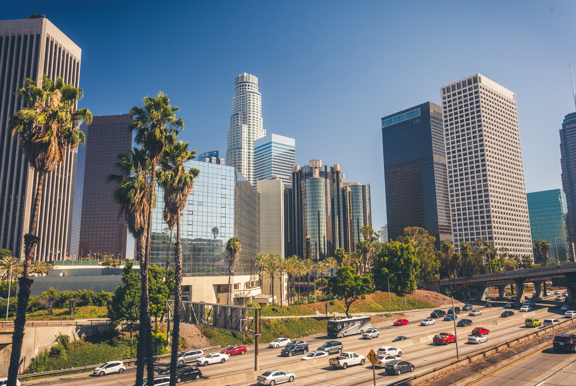 autoroute a los angeles avec les gratte ciels en fond